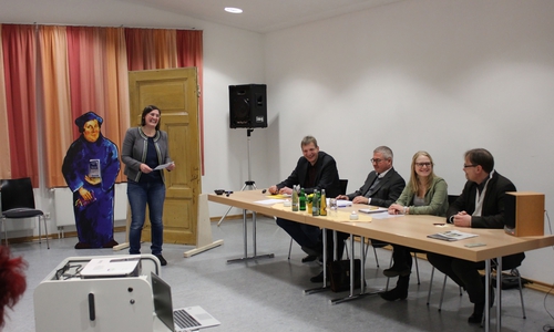 farrer Dr. Lothar Stempin beim Vorstellen seiner Thesen, rechts im Bild Pfarrer Frank Ahlgrim (von links): Martin Luther, Pfarrerin Sonja Achak, Pfarrer Frank Ahlgrim, Pfarrer Dr. Lothar Stempin, Theologiestudentin Denise Wallat und Historiker Dr. Thomas Dahms. Foto: Privat