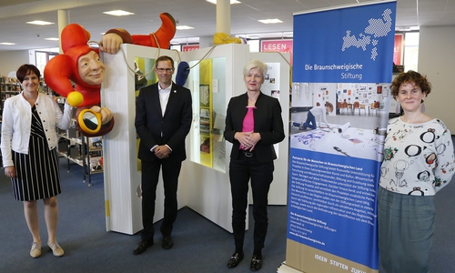 V. l.: Kulturbüroleiterin Alexandra Hupp, Erster Stadtrat Knut Foraita, Landrätin Christiana Steinbrügge und Susanne Schuberth (stellvertretende  Leiterin der Geschäftsstelle Braunschweigische Stiftung).

 Foto: Stadt Wolfenbüttel/Thorsten Raedlein