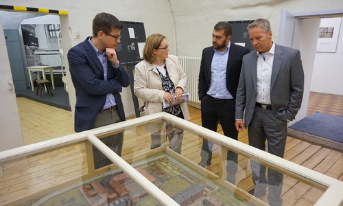 Martina Staats, Leiterin der Gedenkstätte, erläutert den Landtagsabgeordneten Björn Försterling und Marco Genthe (links, bzw. rechts außen) sowie dem FDP-Fraktionsmitarbeiter Saman Marbina Details zur Lage der Gedenkstätte innerhalb der JVA. Foto: Privat