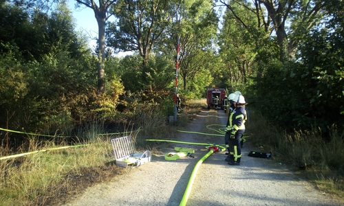 Die Einsatzkräfte beim Löschen des Flächenbrands. Foto: Gemeindefeuerwehr Lehre