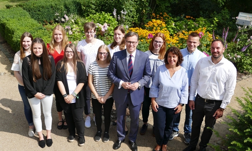 Der Landkries Gifhorn stellte dieses elf neue Auszubildende ein.

Foto: Landkreis Gifhorn