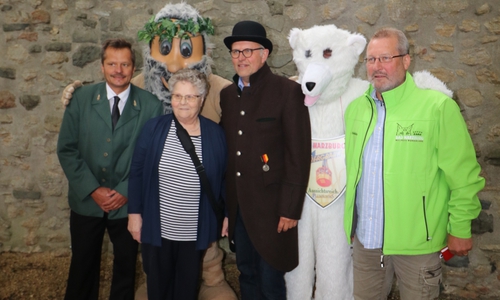 Elsbeth Meyer mit den Harzburger Maskottchen Eisbär und Krodo auf dem Burgberg. Foto: Kur- Tourismus- und Wirtschaftsbetriebe der Stadt Bad Harzburg GmbH