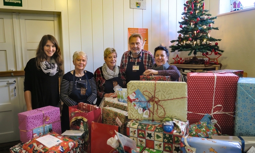 Noreen Klöpper (links), die Leiterin der Peiner Tafel, Birgit Kegel (rechts), und ihr Team freuen sich über einen reich gedeckten Gabentisch aus der Wunschbaum-Aktion auf dem Weihnachtsmarkt.
Foto: PeineMarketing GmbH
