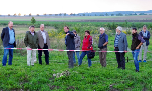 Bei der Besichtigung der Werla: Landesbischof Dr. Christoph Meyns und seine Gastgeber. Foto: Privat