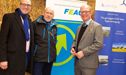 Ulrich Lange, FEAG-Vorstandsvorsitzender, Heinrich Banse, FEAG-Aufsichtsratsvorsitzender und Dr. Alexander Montebaur, Vorstandsvorsitzender der E.DIS AG, bei der Einweihung des b.ventus-Prototyps in Steinfeld. Foto:  LSW Netz GmbH & Co. KG 