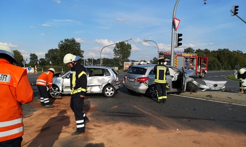 Die Feuerwehr Groß Schwülper beim Abbinden der Betriebsstoffe. Der Rettungshubschrauber war hier bereits nach Wolfenbüttel unterwegs. Foto: regionalHeute.de