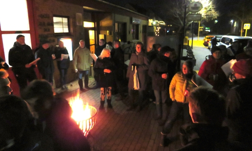 Lagerfeueratmosphäre vor dem Halchteraner Feuerwehrhaus. Foto: Ortsfeuerwehr Halchter