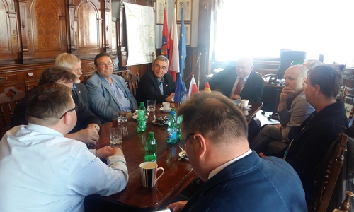 Im Dialog: Thomas Pink, Winfried Pink, Albrecht Wagener, Rainer Bosse, Andrzej Jaśiński (Stadtrat), Michael Dittrich, Arkadiusz Dybiec (Dezernent für Sozialangelegenheiten), Kazimierz Kawa (Stellvertr. Bgm) und Krzysztof Świątek (Bürgermeister). Foto: Stadt Wolfenbüttel