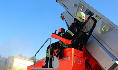 Am Ende musste eine 80-jährige Pflegeheimbewohnerin mit der Drehleiter gerettet werden (Symbolbild).