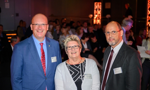 von links: Der Wolfsburger Bürgermeister Ingolf Viereck, Prof. Dr. Rosemarie Karger, Präsidentin der Ostfalia Hochschule, und Prof. Dr. Ludger Batzdorfer, Dekan der Fakultät Gesundheitswesen, beim Jubiläumsfestakt im Hallenbad-Kulturzentrum in Wolfsburg. Foto: Ostfalia