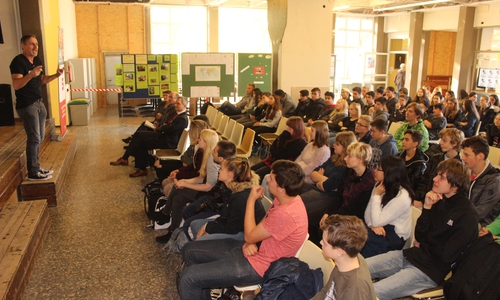 Zum Auftakt des Projekts "Sei Dein eigener Held" hielt Joachim Franz einen Vortrag an der Leibniz-Realschule. Fotos: Anke Donner 