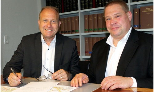 Landrat Gerhard Radeck und Bürgermeister Wittich Schobert unterzeichnen den städtebaulichen Vertrag zur Entwicklung des Gewerbegebietes Barmke. Foto: Stadt Helmstedt