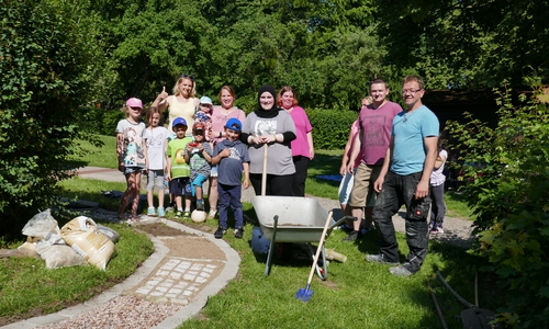 Bau des Fühl- und Barfußpfades im Kindergarten Rasselbande. Foto: privat