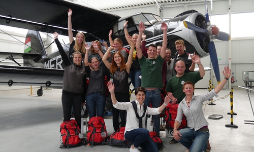 Siegerehrung im Luftfahrtmuseum Wernigerode: Teilnehmer der Harzer Uni-Challenge mit HTV-Geschäftsführerin Carola Schmidt und Nadine Herholt von der Younit GmbH & Co.KG. Fotos: Harzer Tourismusverband e.V.