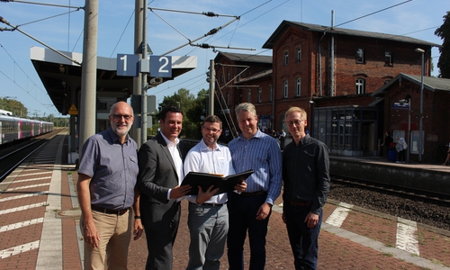 Detlef Tanke, Verbandvorsitzender des Regionalverbandes Großraum Braunschweig, Bürgermeister Matthias Nerlich, Oliver Bley, Stadt Gifhorn, Ronald Matern, Projektleiter beim Regionalverband Großraum Braunschweig und Roland Neumann von der Agentur BahnStadt am Bahnhof Gifhorn Süd. Foto: Sandra Zecchino