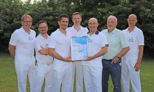 Dem Team des Hernienzentrums um Chefarzt Dr. Mark Jäger (Mitte), dem zentrumsleitenden Oberarzt Dr. Gregor Kocowski (3.v.r.) und Koordinator Dr. Tilmann Dreßel (3.v.l.) wurde mit der Rezertifizierung erneut eine exzellente Qualität bescheinigt. Foto: Städtisches Klinikum Wolfenbüttel