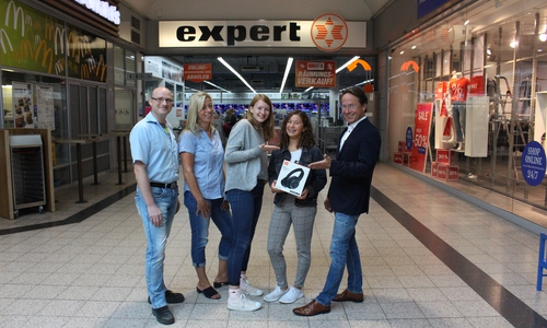 Von links: Sören Albrecht-Wilk (Bereichsleiter Expert), Karina Karger (Center Management FORUM), Helena Westphal, Gewinnerin Yasmin Streckrodt und Sven Heß (Center Management FORUM) bei der Preisübergabe. Foto: Sandra Zecchino