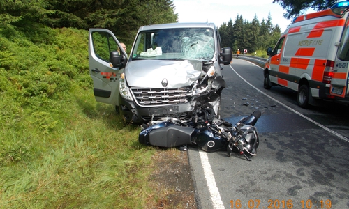 Am Samstagmorgen stieß  ein Motorradfahrer aus Wolfenbüttel mit einem Kleinbus zusammen. Der Kradfahrer wurde dabei schwer verletzt. Foto: Polizei