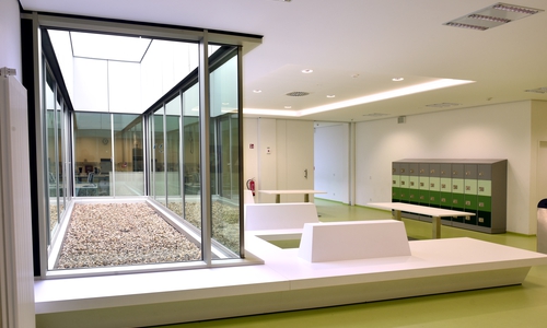 Mehr Tageslicht im Schulzentrum Fallersleben sorgt für eine offenere Athmosphäre - Projekte wie dieses werden beim Architekturtag vorgestellt. Foto: Stadt Wolfsburg/Lars Landmann