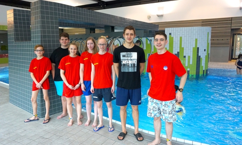 Sie sorgten als erfahrene Rettungsschwimmer für die Sicherheit der Fünftklässler: Finn Torkler, Niko Hippler, Tina Musiol, Laura Moreton, Wiebke Seifart, Kai Globig und David Nowik. Foto: THG Wolfenbüttel