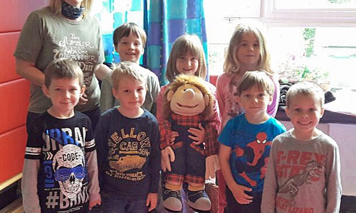 Die Leiterin des Kindergartens Rieseberg, Alexandra Wurl, mit ihren Maxis und der Puppe der Verkehrswacht, die von den Kindern sofort in ihr Herz geschlossen wurde. Foto: Achim Klaffehn