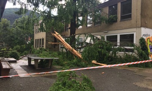 Direkt vor dem Klassenraum schlug der Blitz ein. Im Video erklärt Wilfried Wellner von der Polizei Goslar das Geschehen. Foto/Video: Aktuell24 (KR)