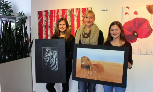 Lea Josephine Sulzberg, Gastgeberin Walburga Schmidt und Kim-Mailin Sulzberg präsentieren ihre Lieblingsbilder. Foto: Werner Heise