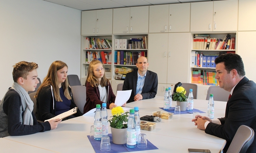 Hubertus Heil im Gespräch mit Redakteuren der Schulzeitung und Studienrat Christian Schanz (2. v.r.). Foto: SPD