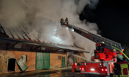 Bei Eintreffen der Einsatzkräfte stand der Dachstuhl der Scheune bereits in Flammen. Fotos und Video: aktuell24