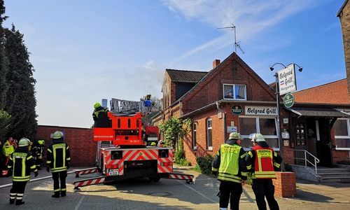 Die Feuerwehr konnte das Feuer schnell löschen. Fotos/Viedo: aktuell24(KR)