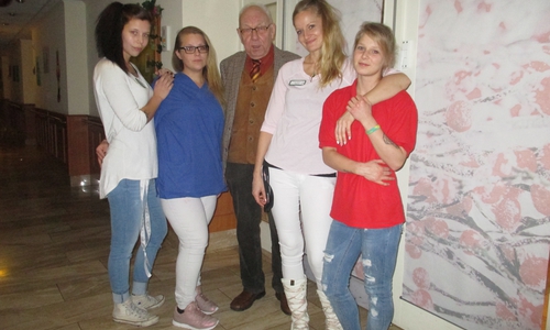 Die Sylvester und Neujahrsnachtwachen mit Heim-Beiratsvorsitzenden im Sickter Seniorenzentrum       Denise Müller, Anne Beier,  Dieter Lorenz,  Tina Melichar und  Sabrina Bergien. Foto: Lorenz 