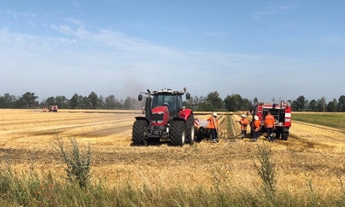 Das Tanklöschfahrzeug aus Müden löscht die Reste des Stoppelfeldbrandes (Hintergrund). Fotos: Timm Bußmann
