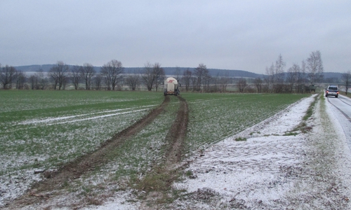 Der LKW kam auf einem Acker zu stehen. Foto: Polizei