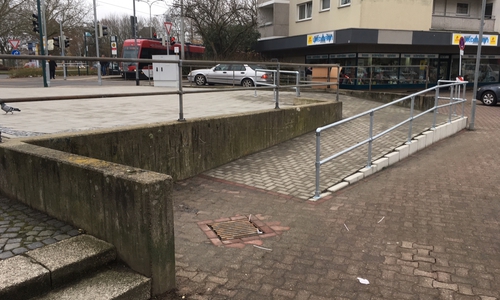 Laut Verwaltung sei die Nutzung der PKW-Zufahrt für Fußgänger nicht untersagt, somit bestehe für diese auch keine rechtliche Verpflichtung den neuen Zugangsweg zu nutzen. Foto: Alexander Dontscheff