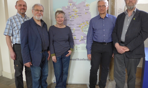 Die Kreistagsfraktion Bündnis 90/Die Grünen beim Besuch der Ausstellung „Zukunft nach Tschernobyl und Fukushima“ in der Trinitatiskirche in Wolfenbüttel (von links): Dr. Reinhard Gerndt, Hilmar Nagel, Christiane Wagner-Judith, Holger Barkhau, Ehrhard Dette. Foto: Barkhau