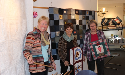 Näherinnen beim Ausstellungsaufbau. Von links: Ursula Olbrich, Marie-Luise Brandt, Annette Gutmann/Leitung. Foto: Privat