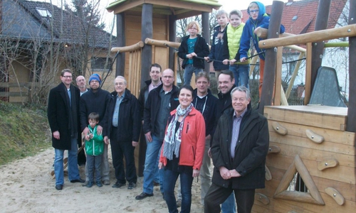 Bürgermeister Kelb (1. von links) bei einer früheren Spielplatzbegehung in Volzum. Foto: Gemeinde Sicke