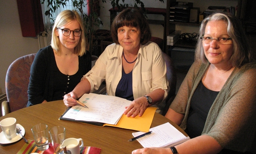 Imke Byl, Anette Witt (Geschäftsführerin Caritas) und Susanne Kliche (Grüne Stadtratsfraktion). Foto: Caritasverband Gifhorn e.V.