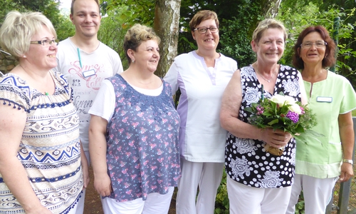 Bärbel Kruschunna und Gabriele Ützfeld (jeweils mit Blumenstrauß) im Kreise ihrer Kolleginnen sowie der vorgesetzten Pflegedienstleitung Bärbel Dietrich (im grünen Kasak). Foto: Resch-Hoppstock