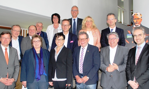14 hochrangige Vertreter aus Wirtschaft, Politik und Verwaltung tauschten sich zum Thema mangelnder und sozialer Wohnungsbau aus. Foto: Gifhorner Wohnungsbau-Genossenschaft