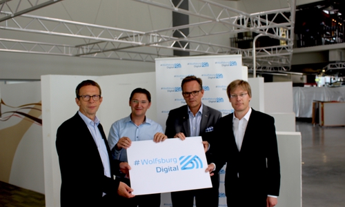 V.l. Klaus Mohrs (Oberbürgermeister der Stadt Wolfsburg), Johann Jungwirth (Chief Digital Officer des Volkswagen Konzerns), Hans-Dieter Brand (Geschäftsführer der Neuland Wohnungsgesellschaft mbH), Dr. Tim Schumacher (Geschäftsführer des VfL Wolfsburg). Foto: Jan Weber