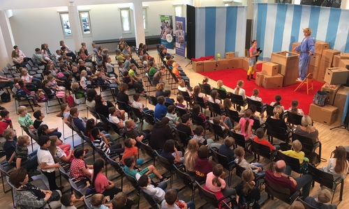 150 Grundschüler bei der Aufführung des Präventionstheaterstücks „Ganz schön blöd!“ Foto: Landkreis Goslar