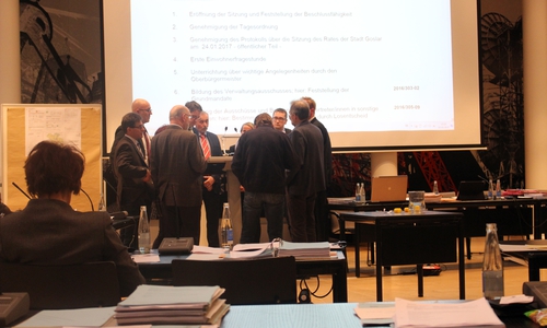 Bei einer kurzen Sitzungsunterbrechung berieten die Fraktionsvorsitzenden über das fehlgeschlagene Losverfahren. Foto: Antonia Henker