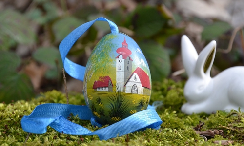 Jeder kann helfen den Osterbrunnen wieder mit bunten Eiern zu schmücken. Symbolbild: Pixabay