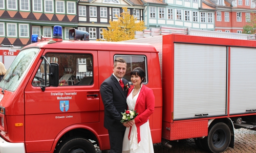 Die Feuerwehrleute Norman und Jessica Grau gaben sich das Ja-Wort. Foto: Nino Milizia