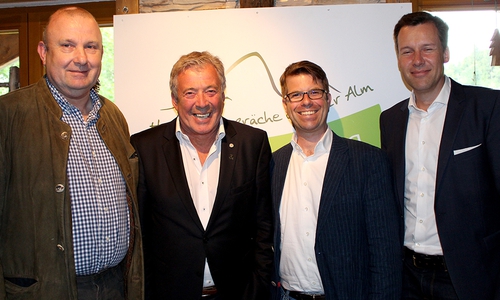 Digitales Tempo auf der beschaulichen „Steinberg-Alm”: v.l. Burkhard Rösner (Almwirt), Martin Burghartz (PR-Experte), Justus Perschmann (Perschmann Group) und Dirk Bode (FME AG). Foto: André Ehlers