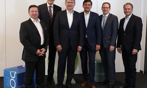 Für den Aufsichtsrat der Allianz für die Region Braunschweigs Oberbürgermeister und Aufsichtsratsvorsitzender Ulrich Markurth (r.) und VW-Personalvorstand und Aufsichtsratsmitglied Gunnar Kilian (3.v.r.) mit der Geschäftsführung (von rechts): Thomas Krause, Dr. Frank Fabian, Manfred Günterberg und Oliver Syring. Foto: Allianz für die Region GmbH/Matthias Leitzke