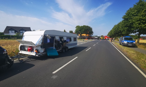 Der Wohnwagen wurde schwer beschädigt. Foto und Video: aktuell24/DC