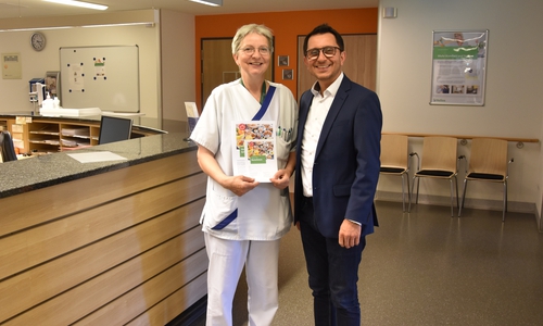 Klinikgeschäftsführer Dr. Osman Mersinli überreicht Manuela Tassler von der IMC-Station einen Frühstücksgutschein. Foto: Helios Kliniken