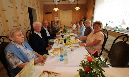Spargelessen der CDU Seniorenunion in der Gaststätte „Zur Traube“ in Burgdorf. Im
Bild Ursula Hertzer (4. v. re.) und Marlis Burgdorf (5.v. re) mit den
weiteren „Spargelessern“. Foto: Lorenz